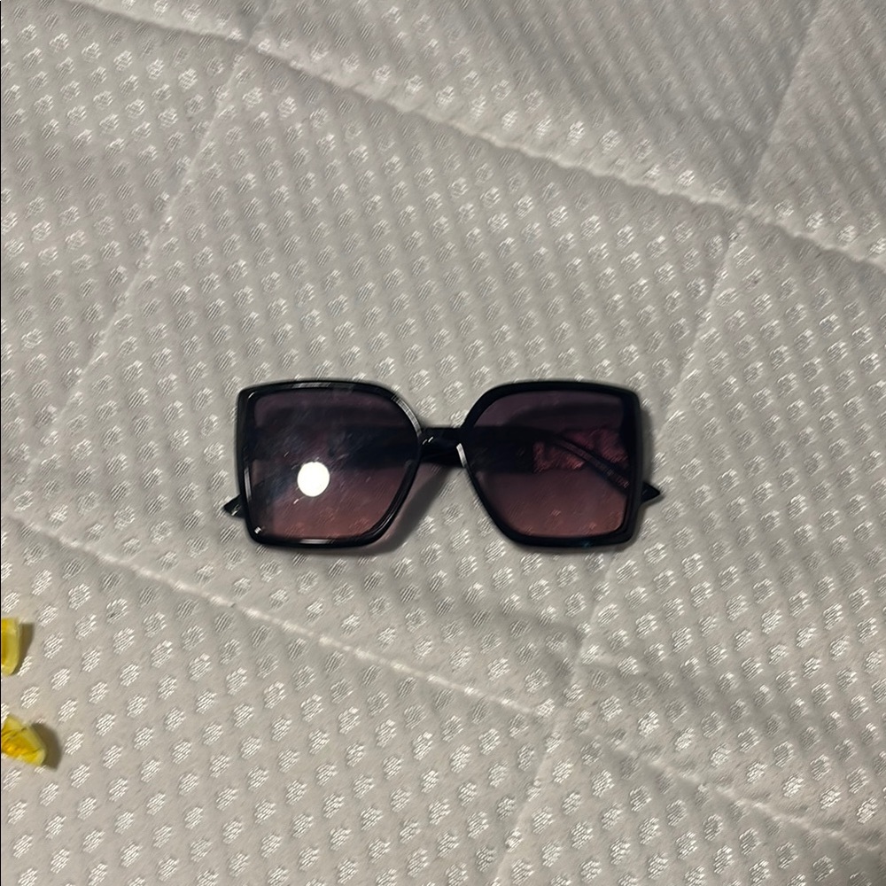 Chic Black Sunglasses